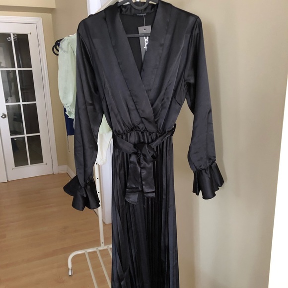 BNWT Black Satin Maxi Dress with Pleats BOOHOO Size 4 - Picture 3 of 7